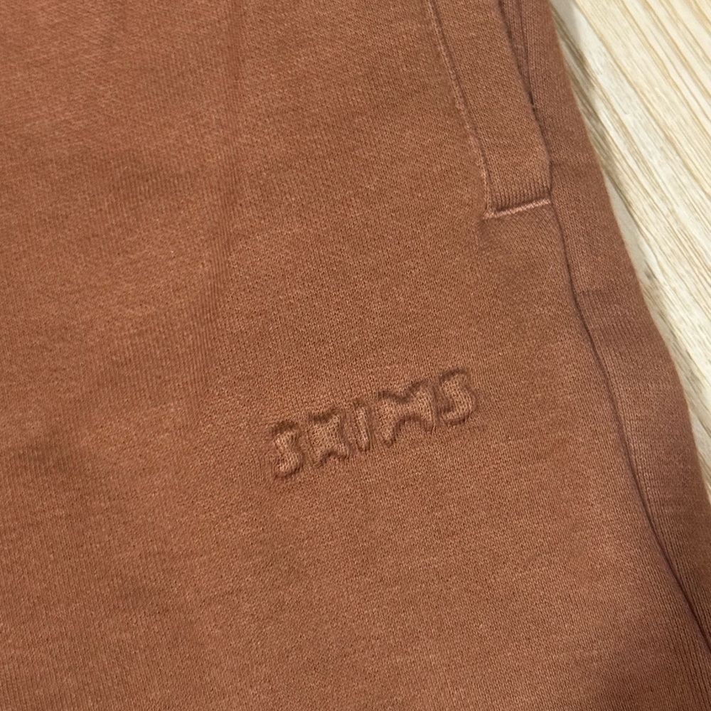 Skims Classic Straight Leg Pant in the color Bison, size XS. NWT - Picture 2 of 2